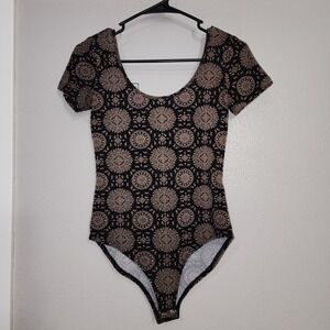 Forever 21 Bodysuit Women's Size Small Black Medallion Print Short Sleeve Scoop